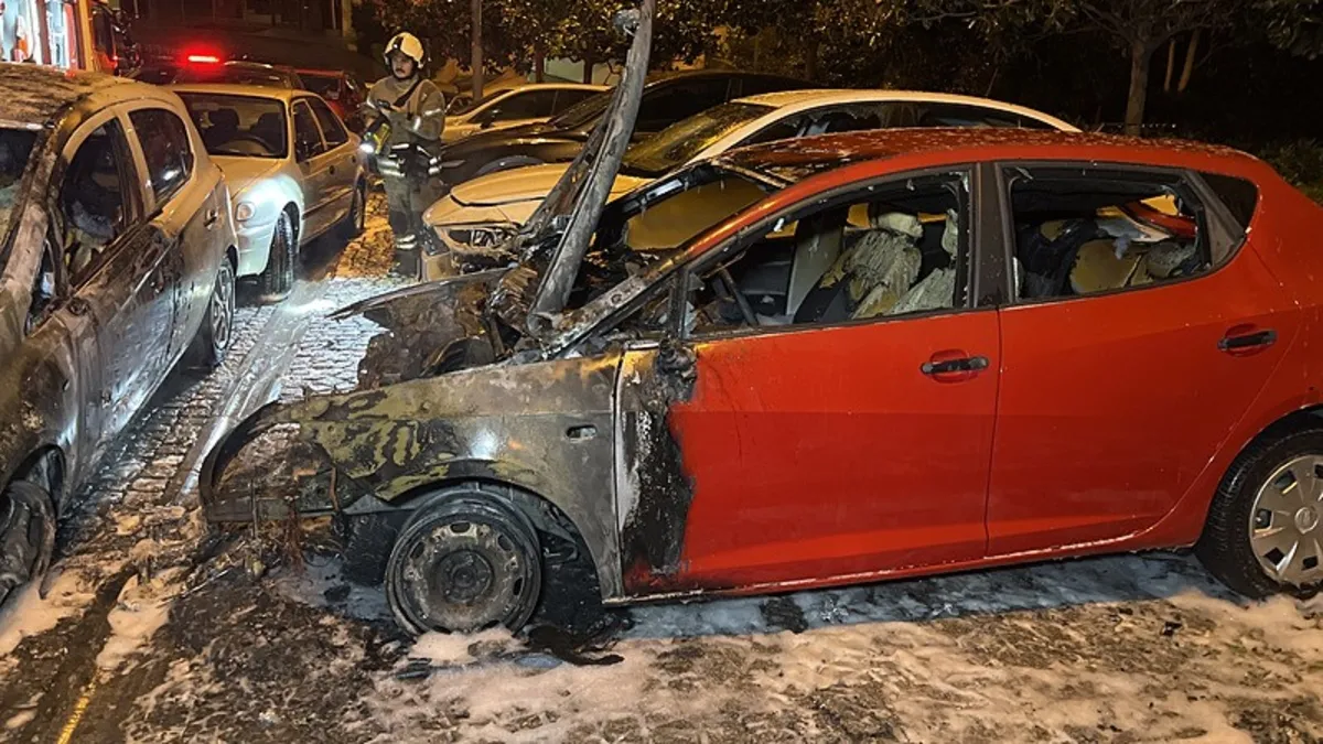 Beşiktaş’ta park halindeki 4 otomobil alev alev yandı Beşiktaş’ta park halindeki 4 otomobil alev alev yandı