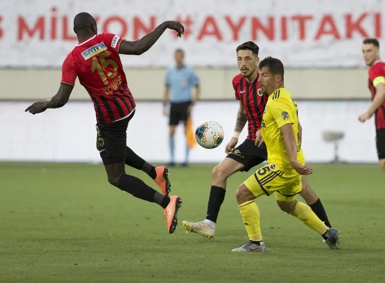 Fenerbahçe'de kaptanlık krizi! Pazubandı kenara fırlattı