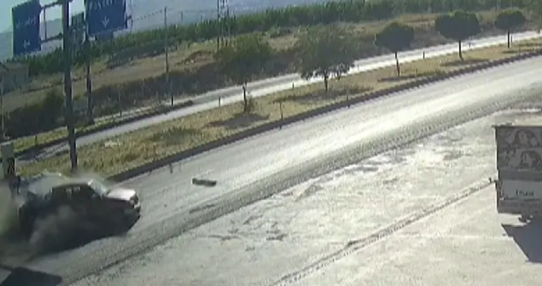 Pikap ile çarpışan otomobil devrildi... Kaza anı kamerada