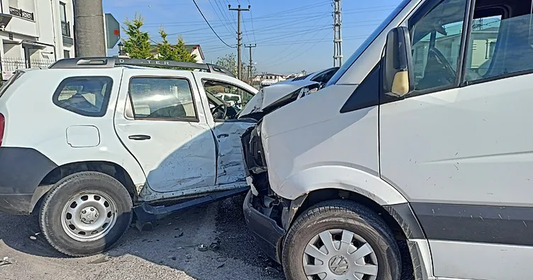 Kocaeli’de kaza! İşçi servisi ile otomobil çarpıştı: Yaralılar var