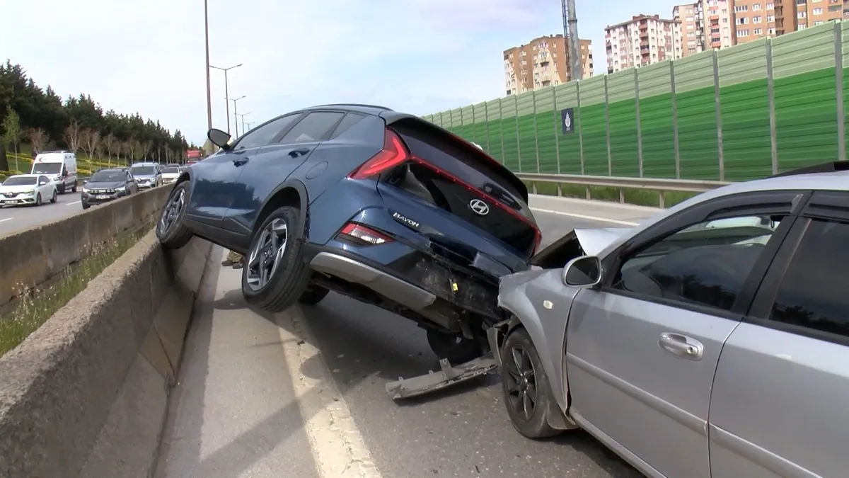Kartal’da zincirleme kaza: 6 araç birbirine girdi! Kartal’da zincirleme kaza: 6 araç birbirine girdi!