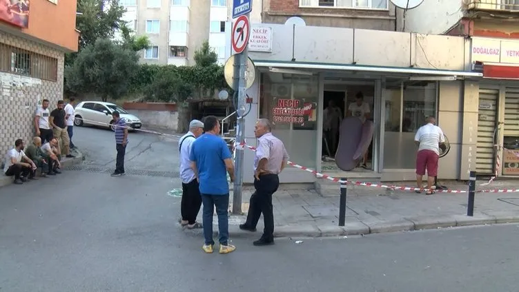 Kadıköy’de feci olay! Otomobil berbere girdi: 1’i çocuk 4 yaralı