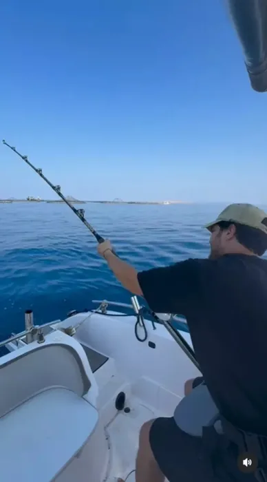 Balık avında! Yakışıklı oyuncu Çağatay Ulusoy dev bir orkinos yakaladı!