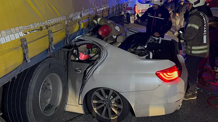 Otomobil TIR’ın altına girdi: Sürücü arabada sıkıştı!