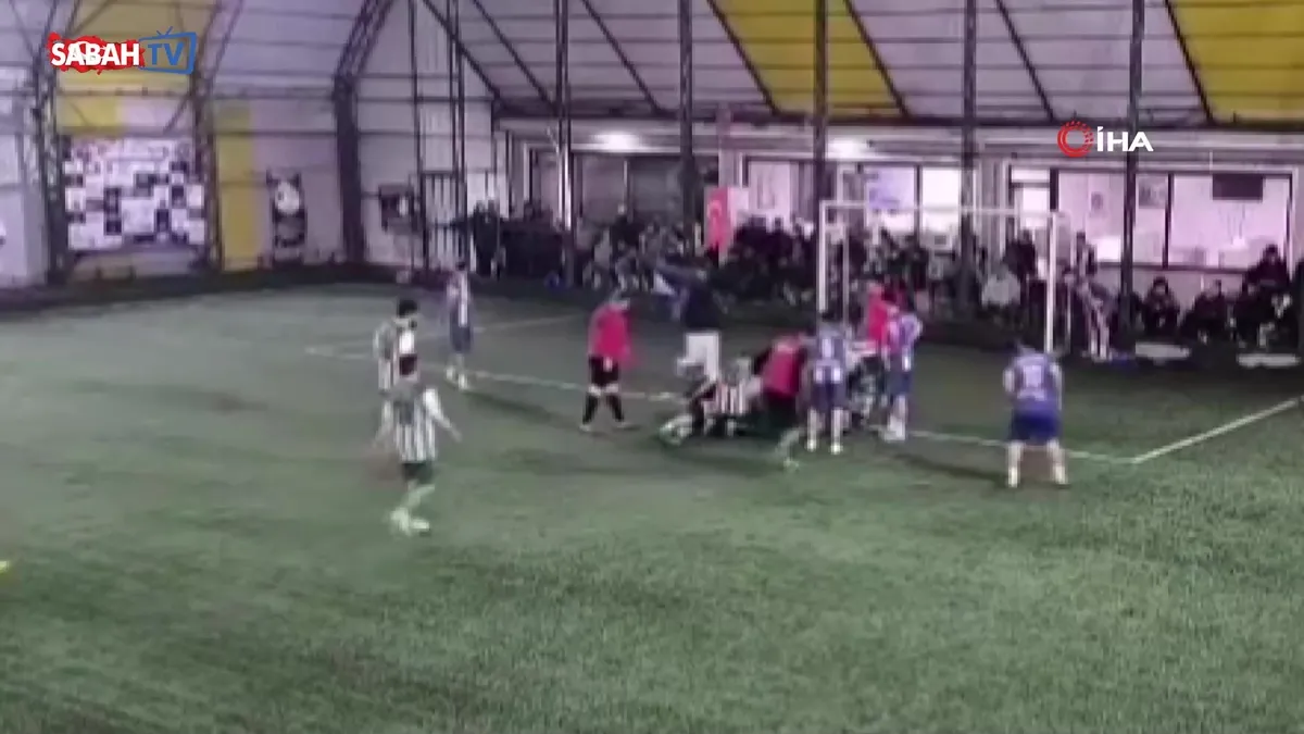 Sahada yürekler ağza geldi: Futbolcunun dili boğazına kaçtı, hakem saniyelerle kurtardı | Video videosunu izle Sahada yürekler ağza geldi: Futbolcunun dili boğazına kaçtı, hakem saniyelerle kurtardı | Video videosunu izle