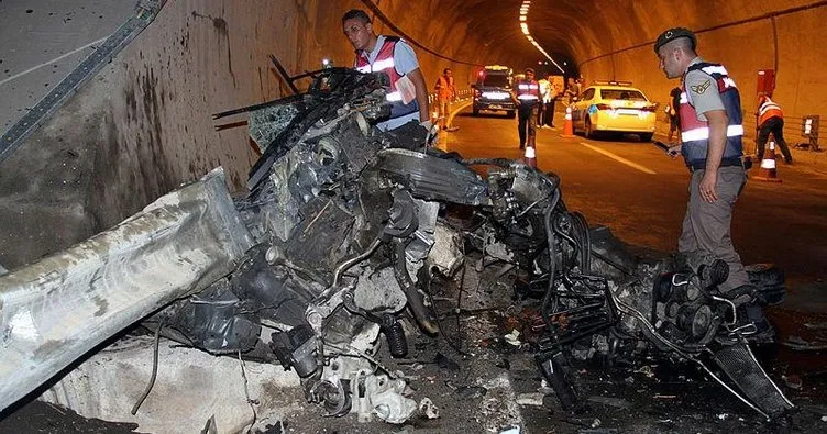 Otomobil tünelde bariyerlere çarptı: 2 ölü, 1 yaralı