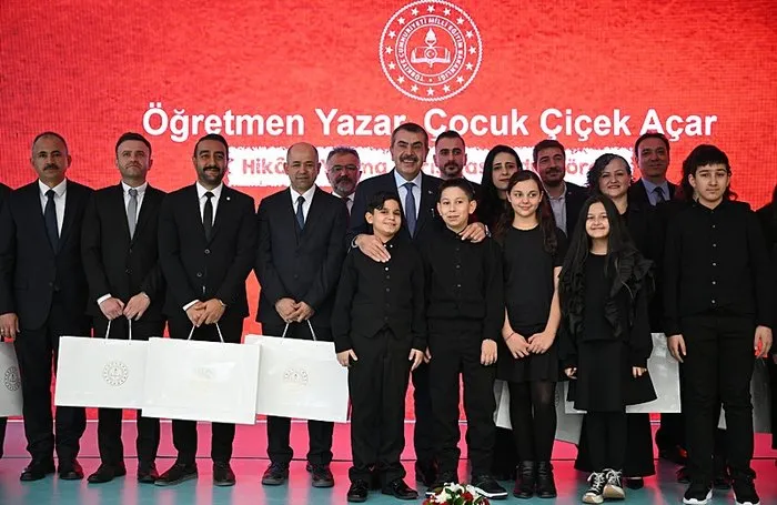 bakan-tekin-ogretmen-yazar-cocuk-cicek-acar-yarismasinin-odul-toreninde-konustu-1762256811636.jpg