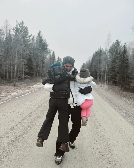 Ailecek kuzey ışıklarını izlediler! Engin Altan Düzyatan ile Neslişah Alkoçlar çiftinin çocuklarıyla muhteşem tatili...
