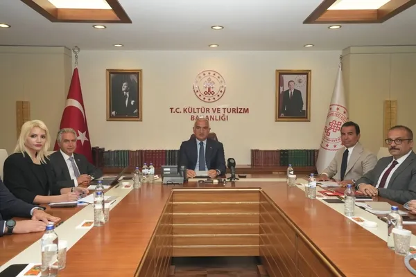 bakan-ersoy-duyurdu-hazirlik-sureci-resmen-basladi-dunya-mirasinin-kalbi-istanbulda-atacak-1786952306806.jpg