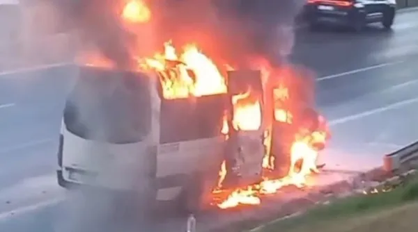 servis-minibusu-seyir-halindeyken-alev-alev-yandi-1789392832564.jpg