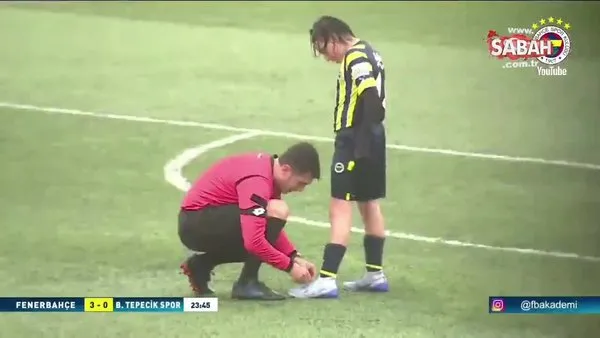 Alkışlar hakem Bektaş Onur'a! 14 yaşındaki futbolcunun ayakkabısının bağcıklarını bağladı | Video