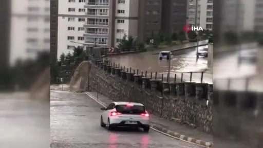 Son dakika | Ankara sular altında! Etkili sağanak yerini doluya bıraktı: Sokaklar dereye döndü, araçlar suya gömüldü