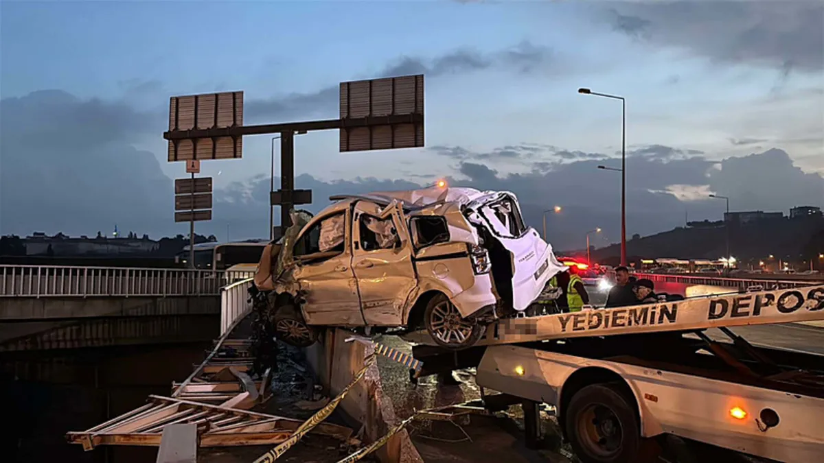İzmir’de freni boşalan kamyon dehşet saçtı: 3 yaralı İzmir’de freni boşalan kamyon dehşet saçtı: 3 yaralı