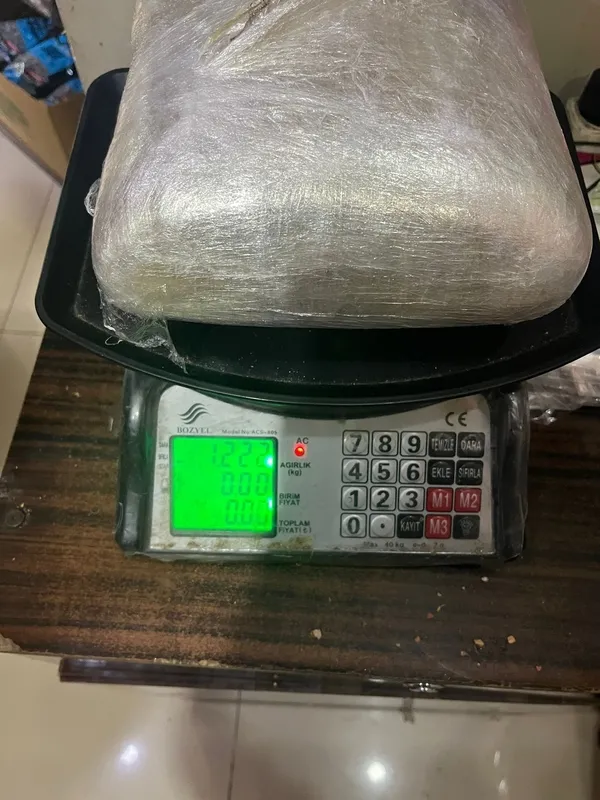 birecikte-zehir-tacirine-darbe-aractan-1-kilo-esrar-cikti-1776440293500.jpg