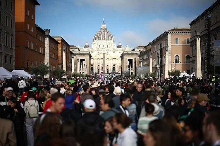 Vatikan Papa Franciscus'u uğurluyor! Yüz binler akın etti: Dünya liderleri Roma’da