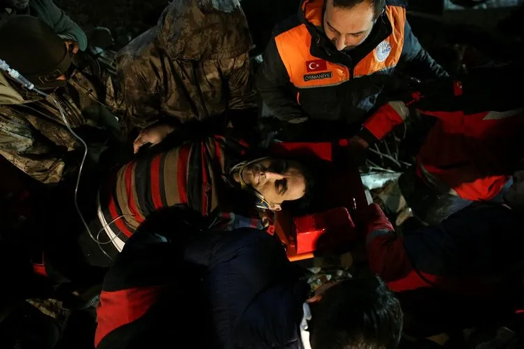 SON DAKİKA: Deprem sonrası mucize kurtuluşlar! Gözyaşları sel olup aktı!