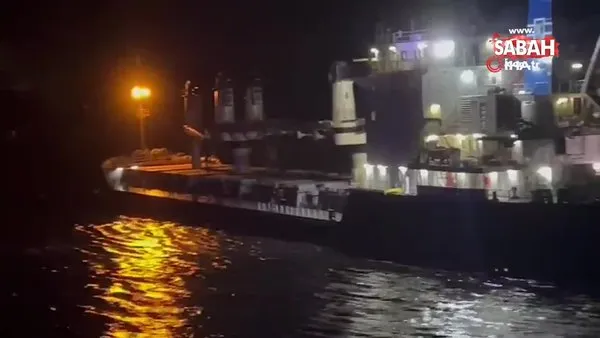 Yük gemisi karaya oturdu, Boğaz'da gemi trafiği askıya alındı | Video