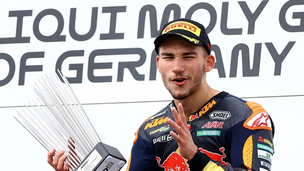 Milli motosikletçi Deniz Öncü, Dünya Moto2 Şampiyonası'nın Almanya yarışını kazandı