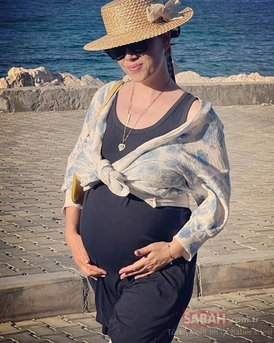 7,5 aylık hamile olan Demet Evgar’dan karnı burnunda yeni pozlar! Demet Evgar’ın pozu sosyal medyaya damga vurdu!