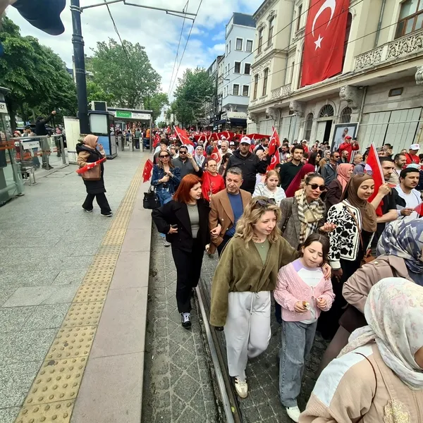 istanbulun-fethinin-573-yil-donumunde-beyazittan-ayasofyaya-coskulu-fetih-yuruyusu-gerceklestirildi-1780055644872.jpg İstanbul'un fethinin 573. yılında büyük coşku