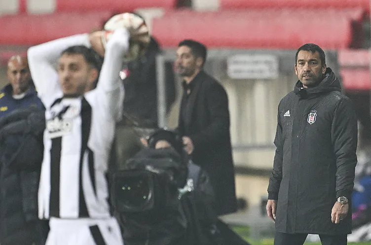 SON DAKİKA: Beşiktaş'ta Giovanni Van Bronckhorst gönderildi! Alacağı tazminat belli oldu