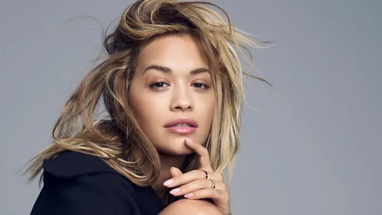 Güzel şarkıcı Rita Ora’nın 24 milyon TL değerindeki mücevherleri uçakta unutuldu!