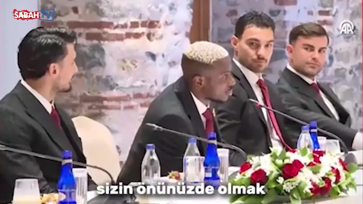 Victor Osimhen’den Başkan Erdoğan’a: Sizinle şahsen tanışmak için kupayı kazanmalıyız videosunu izle Victor Osimhen’den Başkan Erdoğan’a: Sizinle şahsen tanışmak için kupayı kazanmalıyız videosunu izle