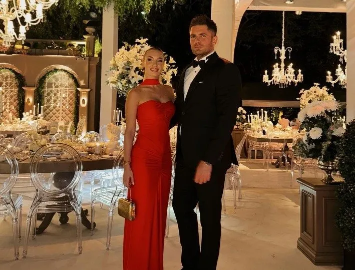 Survivor Mert Öcal ile Sude Burcu’nun düğününde Aleyna Kalaycıoğlu ile Rapçi Canbay’dan evlilik müjdesi!