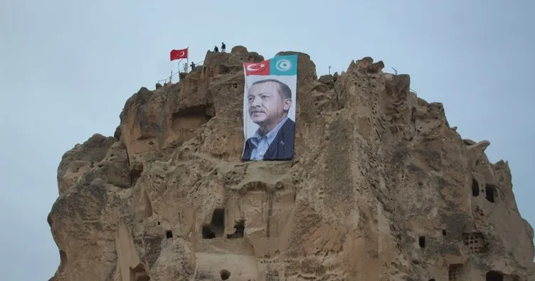 Seçimi kazanan Cumhurbaşkanı Erdoğan’ın portresi Uçhisar Kalesi’ne asıldı