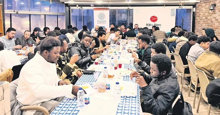 Yabancı öğrencilerin iftar sevinci