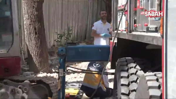 İstanbul Kadıköy’de kuyuya düşen kamyon şoförünü itfaiye kurtardı