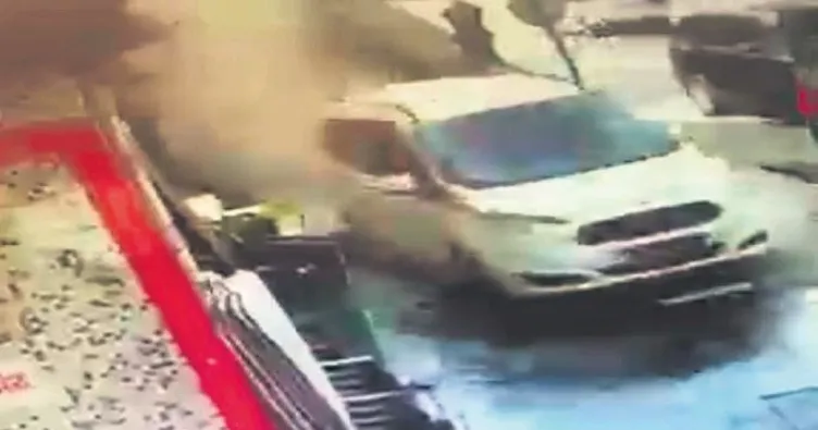 Yol bitince aracıyla merdivenden indi