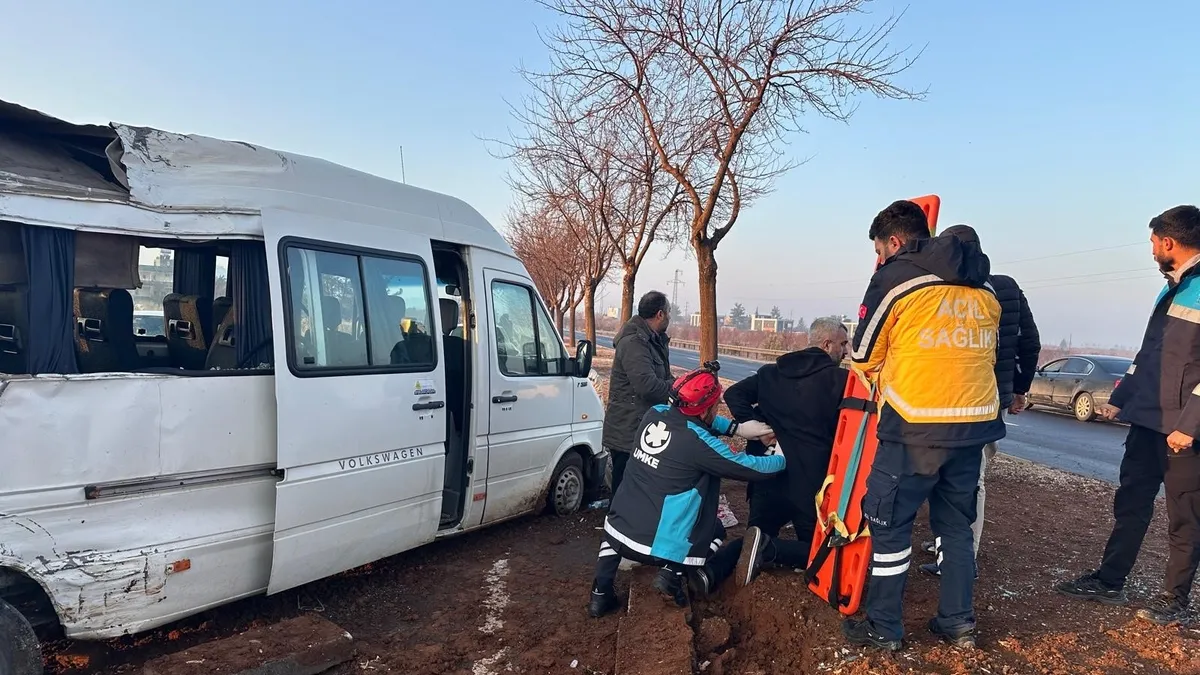 Şanlıurfa’da ‘gizli buzlanma’ kazası: İşçi servisi ağaca çarptı! 7 yaralı Şanlıurfa’da ‘gizli buzlanma’ kazası: İşçi servisi ağaca çarptı! 7 yaralı