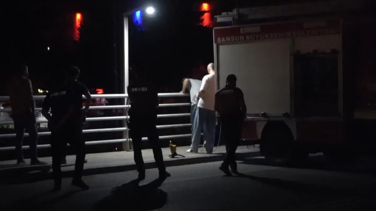 Samsun'da asma köprüde intihar girişimi Samsun'da asma köprüde intihar girişimi