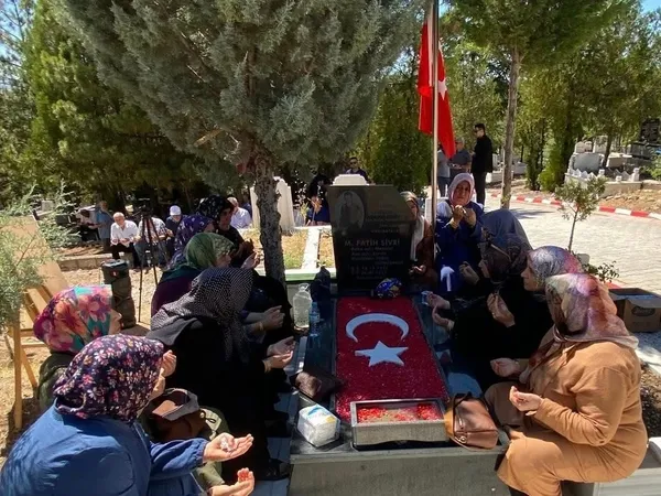 gazi-mahallesinde-sehit-dusmustu-muhammet-fatih-sivri-10-yilinda-dualarla-anildi-1753543974411.jpg