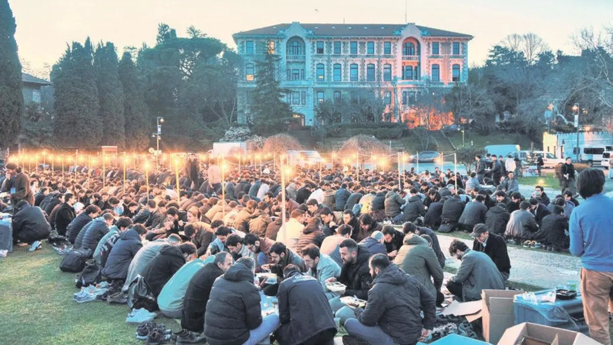 Boğaziçi’nde 3 bin kişi birlikte oruç açtı Boğaziçi’nde 3 bin kişi birlikte oruç açtı