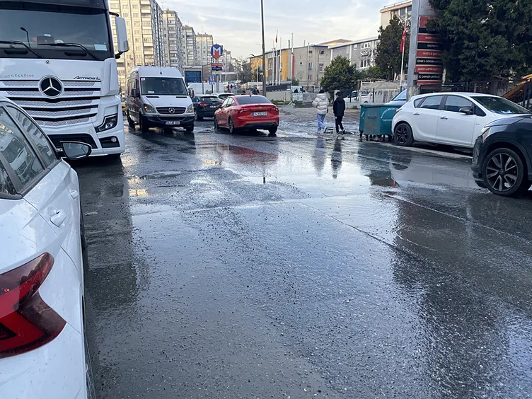 Bahçelievler’de kanalizasyon taştı, etrafı pis koku sardı! İBB’nin duyarsız kalması vatandaşı isyan ettirdi