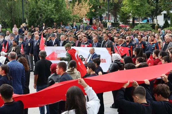 erzurumda-gaziler-gunu-dolayisiyla-yuruyus-duzenlendi-1789760053868.jpg