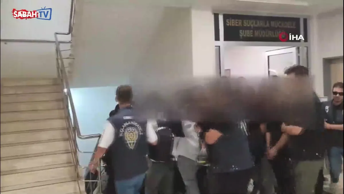 Sosyal medya üzerinden dolandırıcılığa Antalya merkezli 15 ilde operasyon: 40 gözaltı | Video videosunu izle Sosyal medya üzerinden dolandırıcılığa Antalya merkezli 15 ilde operasyon: 40 gözaltı | Video videosunu izle