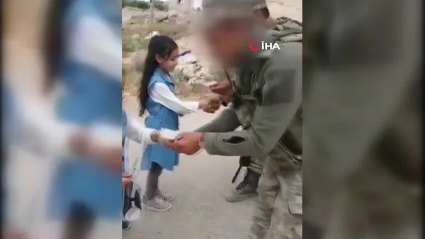 İdlib'de Türk askerlerinin bayram harçlığı verdiği çocukların sevinci kamerada | Video