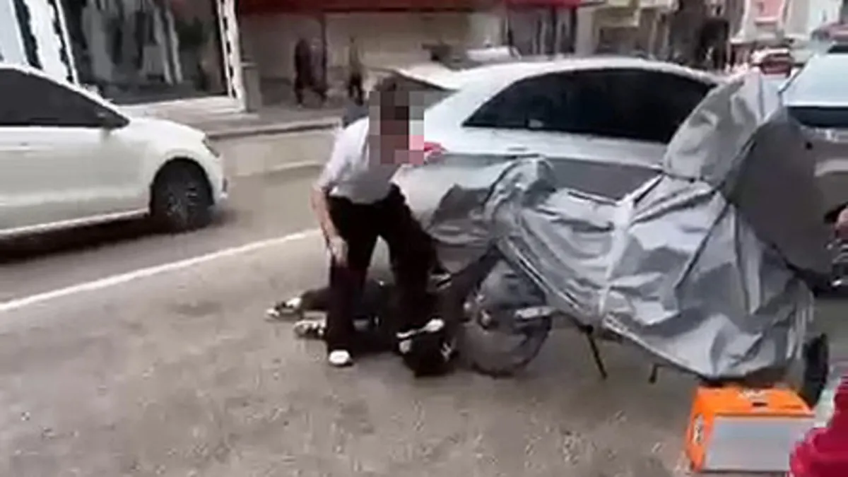 Isparta’da akran zorbalığı: Yere yatırıp ayağıyla yüzüne bastı! Isparta’da akran zorbalığı: Yere yatırıp ayağıyla yüzüne bastı!