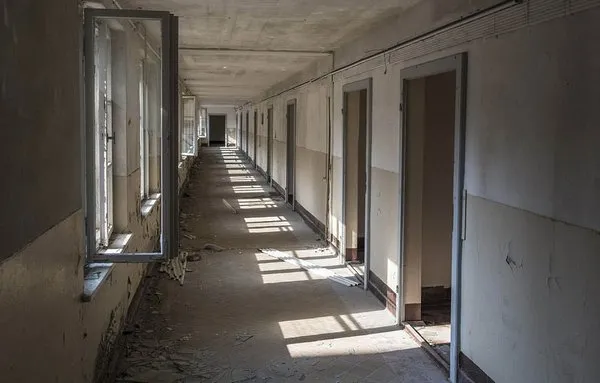 10 bin odası var, tek bir ziyaretçisi bile yok