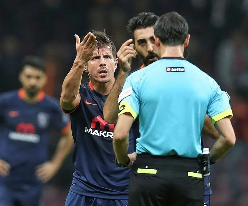 Emre Belözoğlu'ndan yıldız göndermesi
