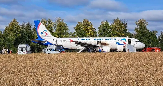 Rusya’da yolcu uçağı tarlaya acil iniş yaptı Rusya’da yolcu uçağı tarlaya acil iniş yaptı