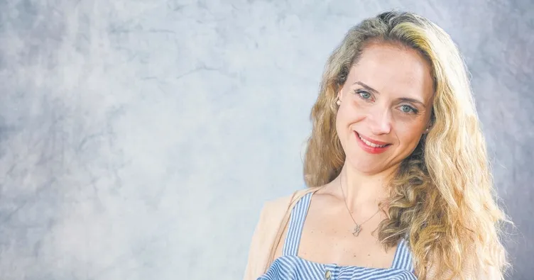 Sahnede İzmirli Lady Di