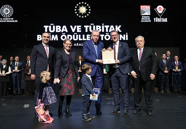 son-dakika-baskan-erdogan-ulkemiz-bolgenin-veri-ussu-konumuna-gelecek-1766495903976.jpeg SON DAKİKA | Başkan Erdoğan: Ülkemiz bölgenin veri üssü konumuna gelecek