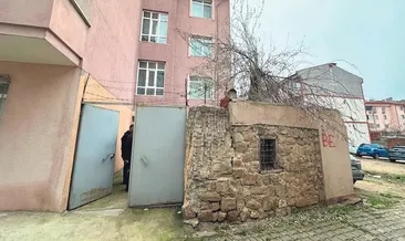 Apartmanın bahçesinde 500 yıllık mezar