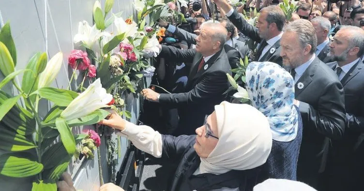 Srebrenitsa soykırımının 33 kurbanı çiçek ve dualarla uğurlandı