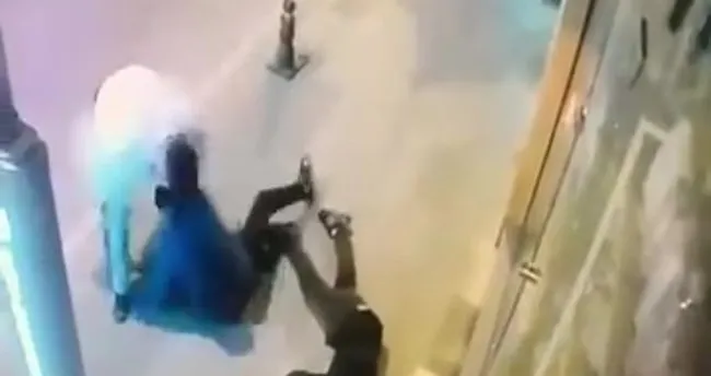 Kocaeli’de yan baktın kavgası: Tek yumrukla bayılttı!