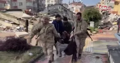Hatay Antakya’da yıkılan binaların enkazlarından yaklaşık 30 saat sonra 5 kişi sağ çıkarıldı | Video